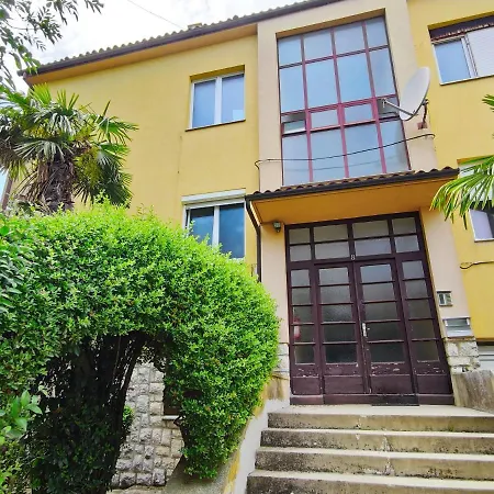 Leo Apartment *
