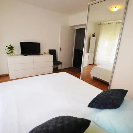 Leo Apartment